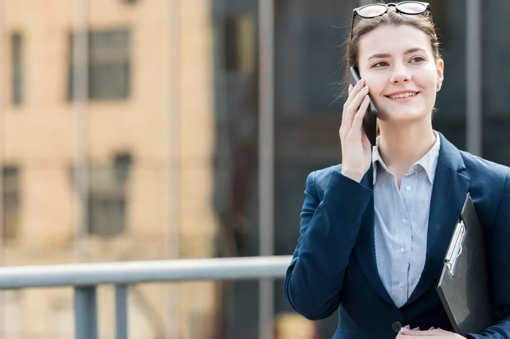 CEO-entreprise-parlant-à-ses-clients-grace-au-service-3cx