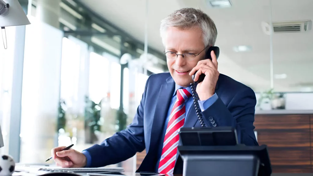 Expert Comptable parlant avec un client avec sa ligne de standard
