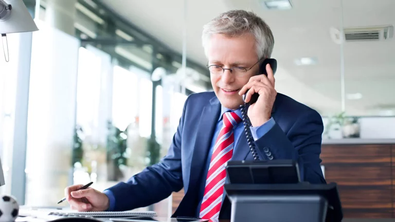 Expert Comptable parlant avec un client avec sa ligne de standard