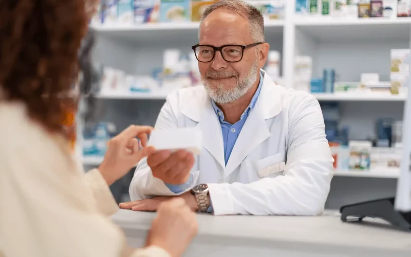 Pharmacien a son comptoir