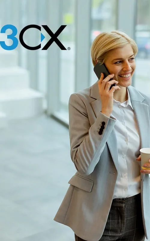 Directrice-financiere-PME-parlant-au-telephone-avec-les-services-de-3CX